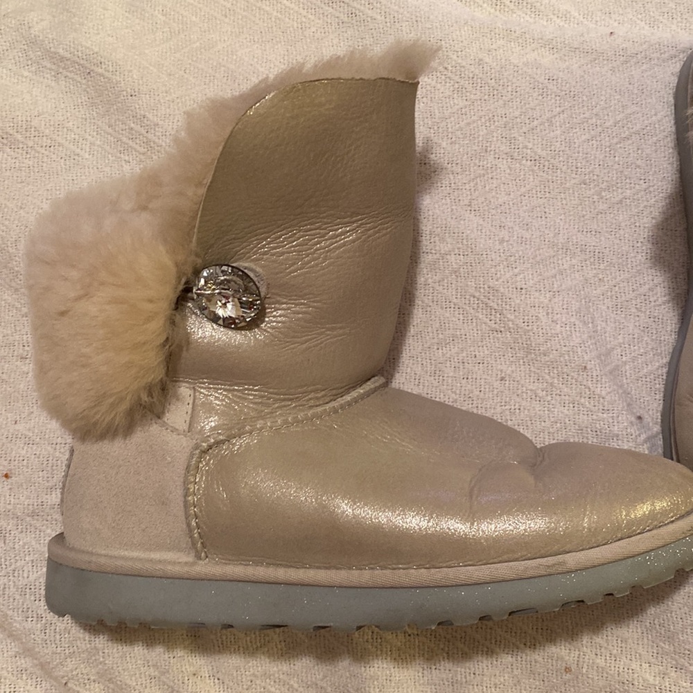Uggs silver sparkle boots with sparkling button on outside of boot. Great cond